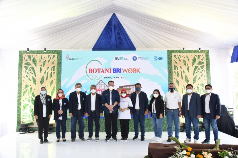 Rektor IPB University, Prof Arif Satria meresmikan  Botani BRI Work di Dramaga, Bogor, Kamis (7/4).