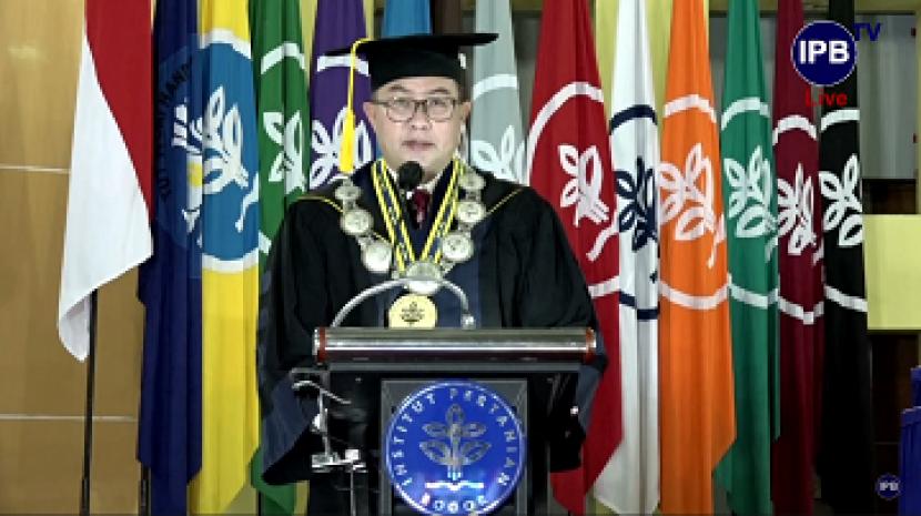 Rektor IPB University, Prof Arif Satria mewisuda 800 lulusan secara hybrid, Rabu (16/3).
