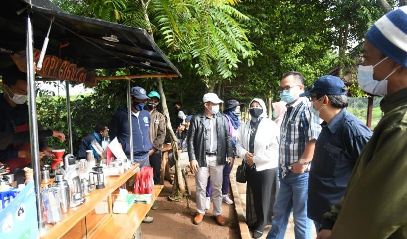Rektor IPB University, Prof Dr Arif Satria (ketiga dari kanan) bersama tim LPPM IPB University mengunjungi Kampung Cibulao, Bogor, yang merupakan desa binaan penghasil kopi.