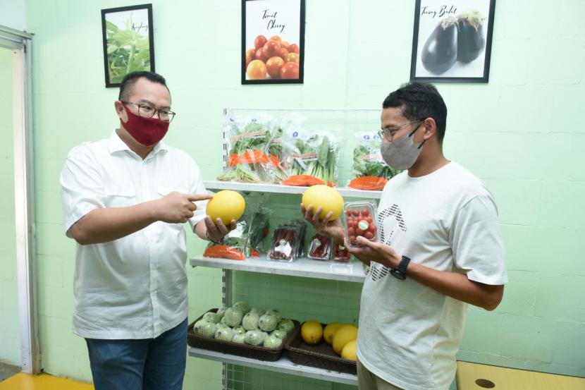 Rektor IPB University Prof Dr Arif Satria (kiri) dan Sandiaga Uno.