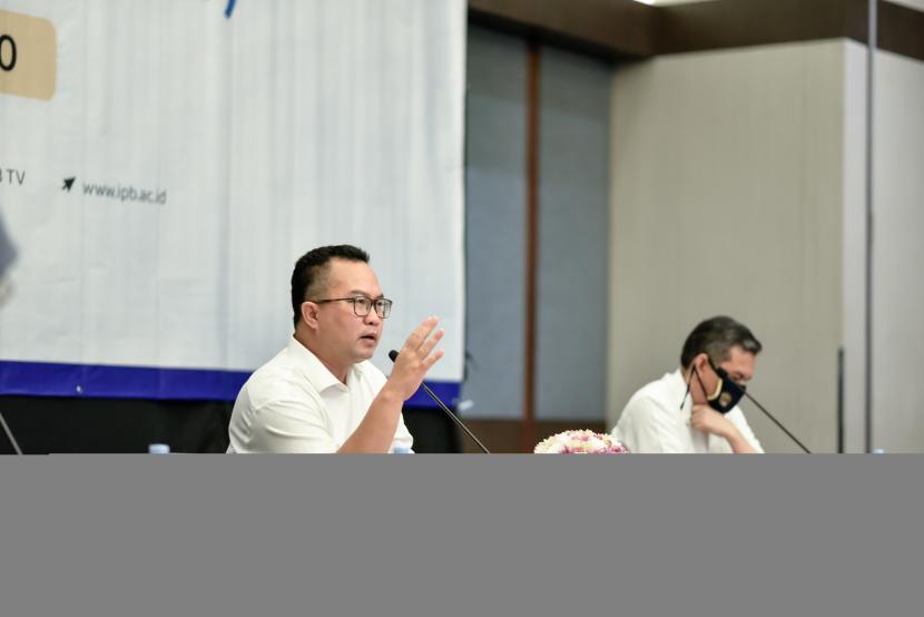 Rektor IPB University, Prof Dr Arif Satria (kiri) memberikan kata sambutan pada acara Silaturahim IPB University dengan Alumni (Pegiat Media dan Influencer), Rabu (29/7).