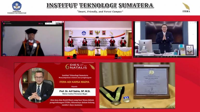 Rektor IPB University, Prof Dr Arif Satria, mendapat penghargaan ITERA Adi Karsa Madya dari Rektor Institut Teknologi Sumatera (ITERA).