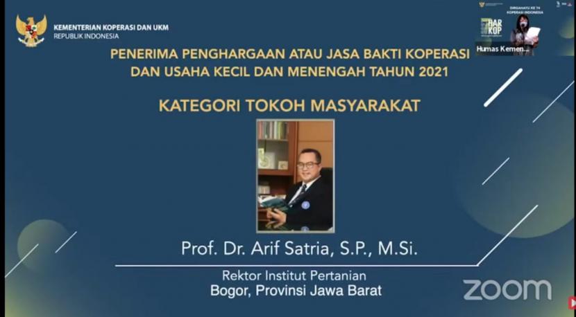 Rektor IPB University, Prof Dr Arif Satria menerima Penghargaan Jasa Bakti Koperasi dan UKM Kategori Tokoh Masyarakat, Senin (12/7).