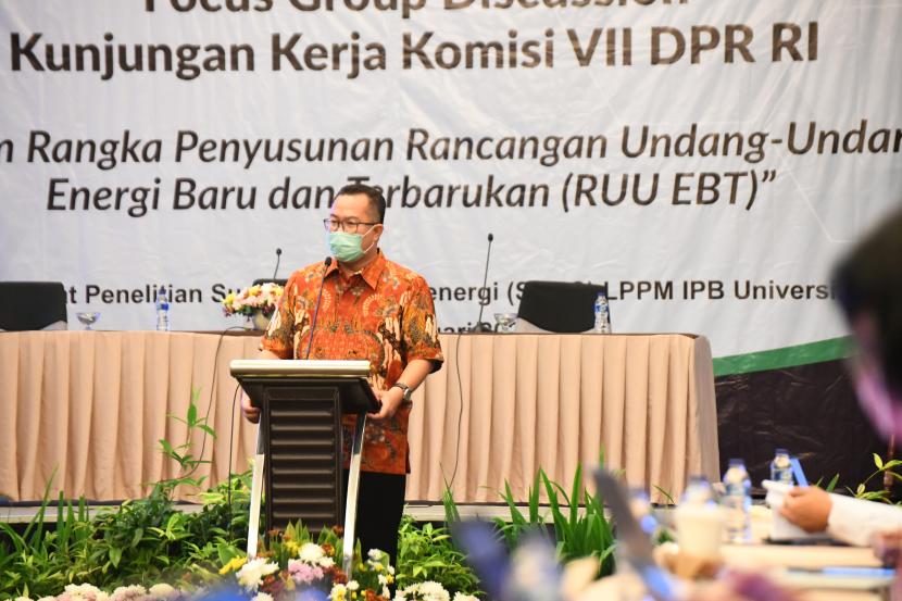 Rektor IPB University, Prof Dr Arif Satria menyampaikan kata pengantar pada acara FGD bersama DPR terkait penyusunan Rancangan Undang-Undang Energi Baru dan Terbarukan (RUU EBT), Kamis (4/2).