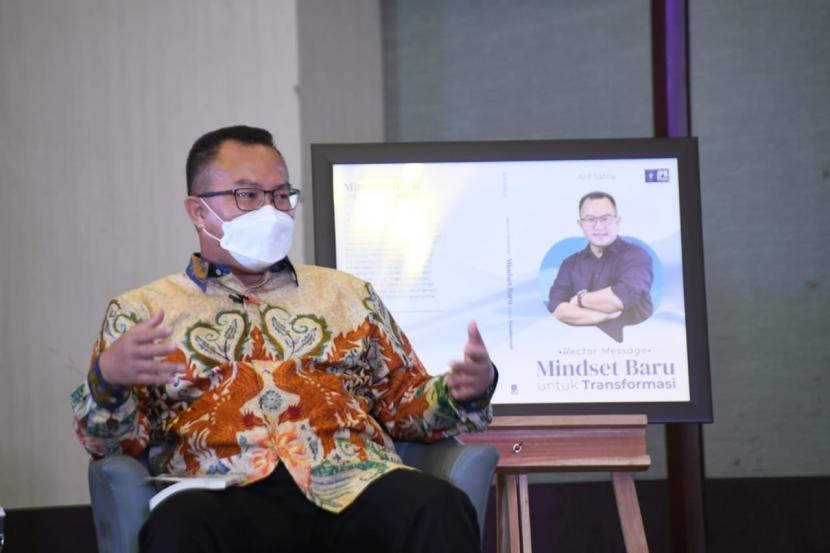 Rektor IPB University, Profesor Arif Satria meluncurkan buku Rector Message: Mindset Baru Untuk Transformasi, Jumat  (17/9).