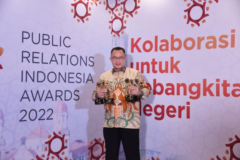 Rektor IPB University, Profesor Arif Satria memegang lima piala penghargaan Public Relations Indonesia Award (PRIA) 2022.