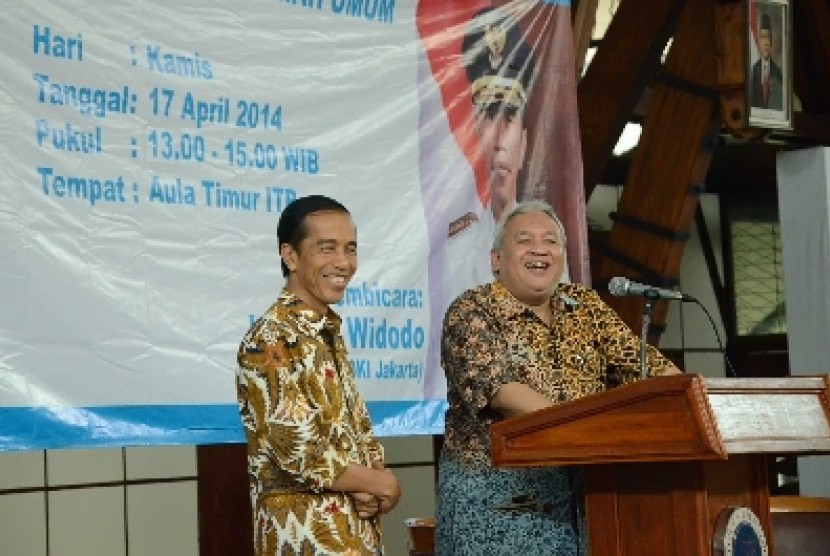 Rektor ITB Akhmaloka dan Gubernur DKI Jakarta Jokowi memberikan kuliah umum di Aula Timur Kampus ITB, Jalan Ganeca Bandung, Kamis (17/4). 