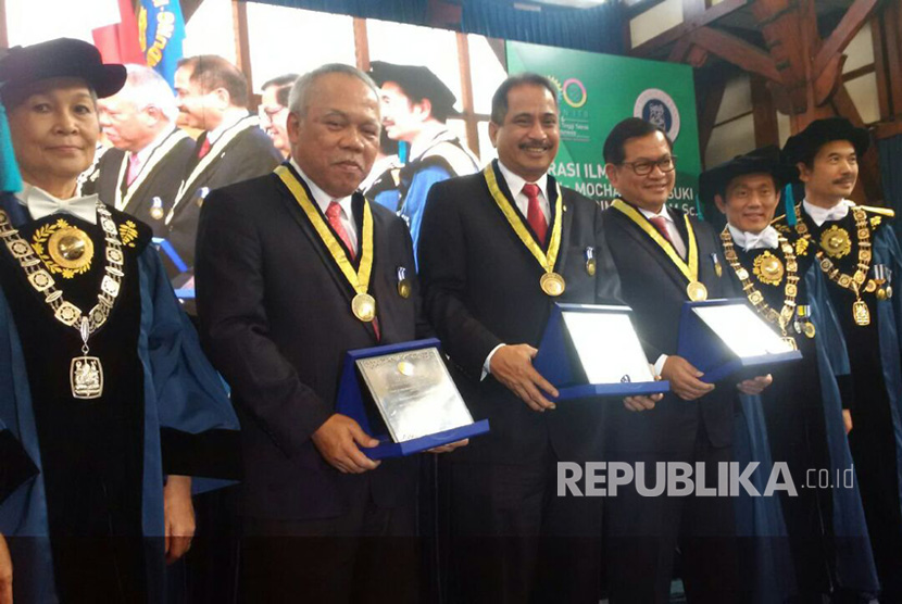 Rektor ITB Prof. Dr.  Ir. Kadarsah Suryadi DEA, memberikan penghargaan pada Menteri Pekerjaan Umum dan Perumahan Rakyat (PUPERA) Republik Indonesia, Dr. Ir.  Mochamad Basuki Hadimuljono, M.Sc, Menteri Pariwisata Indonesia Dr. Ir. Arief  Yahya, M.Sc, dan Sekretaris Kabinet Indonesia Dr. Ir. Pramono Anung Wibowo, M.M. karena dinilai telah berjasa, Kamis (24/8). 