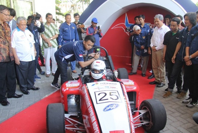 Rektor ITS bersama para pimpinan dan anggote tim menyaksikan kesiapan test drive SAS 5.