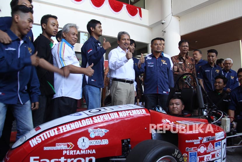 Rektor ITS Joni Hermana bersama para pimpinan dan anggota tim menyaksikan kesiapan test drive mobil Sapu Angin Speed 5 di Rektorat ITS.