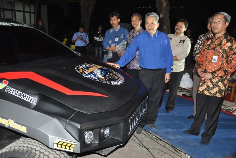 Rektor ITS Surabaya Joni Hermana saat meluncurkan mobil Hybrid Series Kasuari