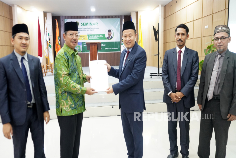 Rektor IUQI Saiful Falah menerima SK Kementerian Agama yang diberikan oleh Dirjen Pendidikan Islam Suyitno.