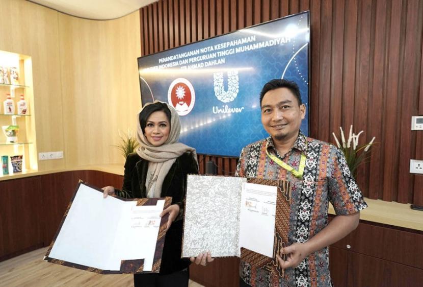 Rektor Perguruan Tinggi Muhammadiyah ITB Ahmad Dahlan, Yayat Sujatna bersama Presiden Direktur Unilever Indonesia Ira Noviarti.
