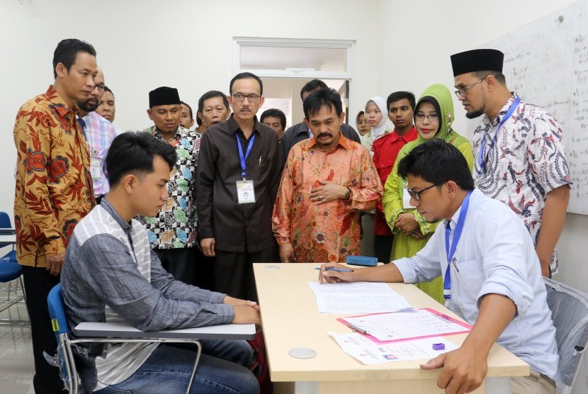 Rektor Prof Dr H Farid Wajdi Ibrahim MA bersama pimpinan UIN Ar-Raniry meninjau proses pelaksanaan ujian bagi peserta yang berkebutuhan khusus (tunanetra) pada Ujian Masuk Perguruan Tinggi Keagamaan Negeri (UM-PTKIN) tahun 2018 di UIN Ar-Raniry, Banda Aceh.