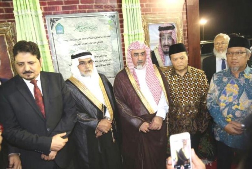 Rektor Rektor Universitas Islam Imam Muhammad bin Sa’ud Arab Saudi, Prof Sulaiman Abul Khail (tengah) usai meresmikan pembangunan gedung baru LIPIA di Jakarta, Ahad (9/4) malam.