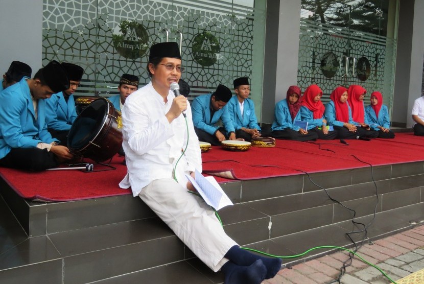 Rektor UAA memberikan sambutan pada Hari Santri di halaman kampus UAA Yogyakarta.