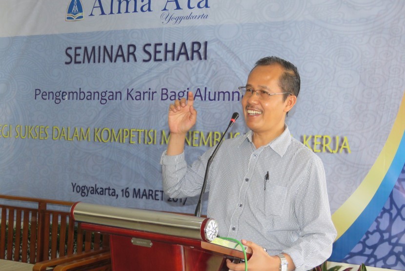 Rektor UAA Prof Hamam Hadi dalameminar Sehari Pengembangan Karir bagi Alumni. 