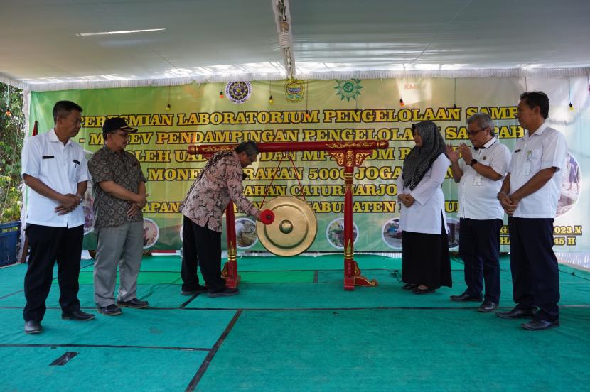 Rektor UAD, Muchlas meresmikan laboratorium pengelolaan sampah di Kelurahan Caturharjo, Kecamatan Pandak, Kabupaten Bantul, DIY.