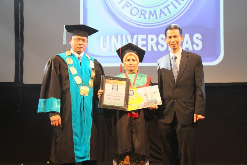 Rektor UBSI bersama Pengurusan Yayasan UBSI memberikan penghargaan kepada wisudawan terbaik UBSI Tasikmalaya.