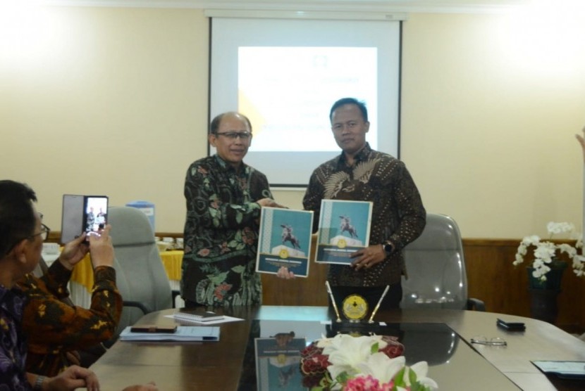 Rektor UBSI, Dr Mochmad Wahyudi MM, MKom, MPd (kanan) dan Rektor Unsoed, Prof  Dr Suwarto, berfoto bersama seusai penandatanganan MoU.