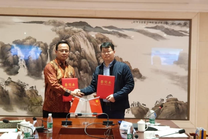 Rektor UBSI, Mochamad Wahyudi (kiri) berjabat tangan dengan perwakilan perguruan tinggi di China pasca penandatanganan MoU.