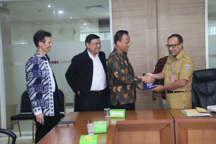 Rektor UBSI Mochamad Wahyudi menyerahkan plakat keapda Pemprov DKI Jakarta.