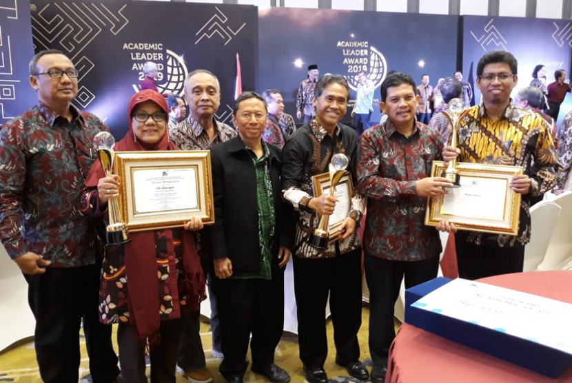 Rektor UGM, Panut Mulyono, ketika menerima penghargaan Academic  Leader Award dari Kementerian Ristek-Dikti.