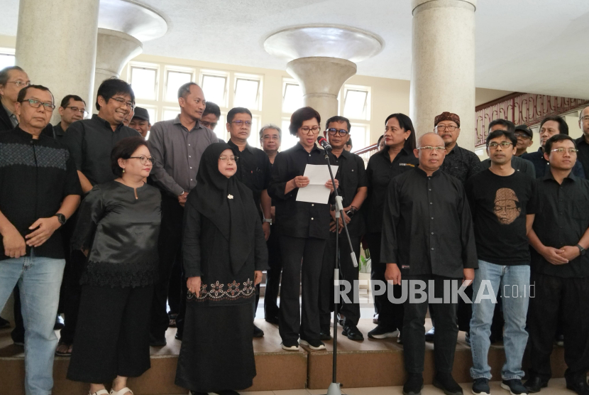 Rektor UGM Prof Ova Emilia (tengah) didampingi jajarannya membacakan pernyataan sikap terkait maraknya aksi unjuk rasa di berbagai daerah di Indonesia. Rektor meminta semua pihak untuk menghentikan tindak kekerasan dan anarkisme yang bisa merugikan berbagai pihak. 