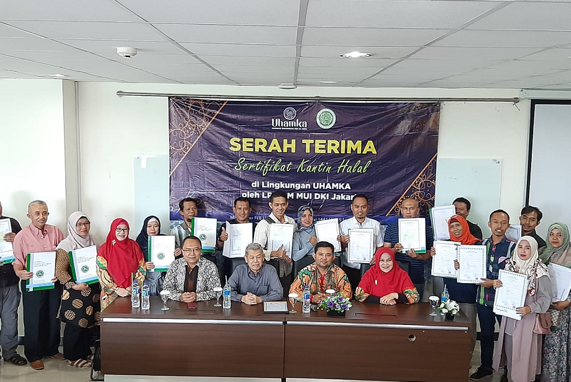Rektor Uhamka dan direktur LP POM MUI DKI Jakarta menyerahkan 18 sertifikat halal kepada pengusaha kuliner di lingkungan kampus Uhamka.