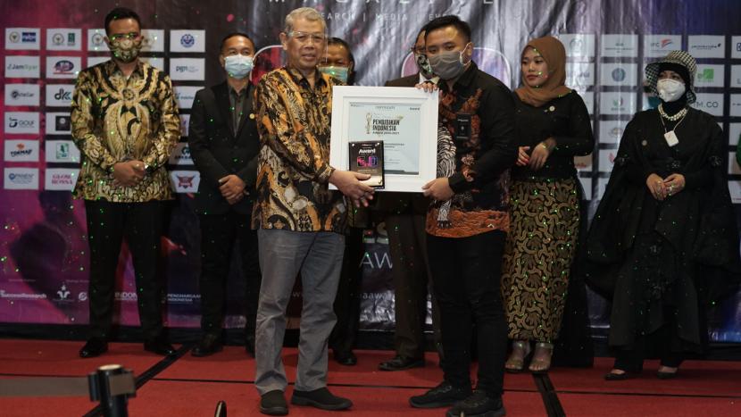 Rektor Uhamka Gunawan Suryoputro meraih  penghargaan Indonesia Academic Leader Tahun 2020.