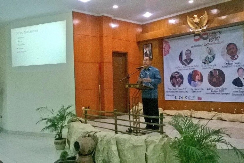  Rektor UI Prof Muhammad Anis membuka IYLF 2015, Jumat (20/11) 