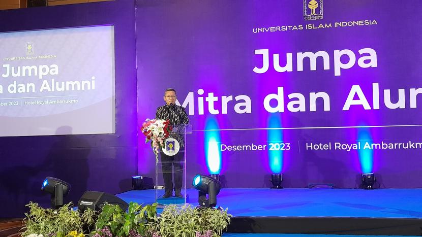 Rektor UII, Fathul Wahid dalam acara Jumpa Mitra dan Alumni yang digelar di Royal Ambarrukmo Yogyakarta, Sleman, Sabtu (9/12/2023). 