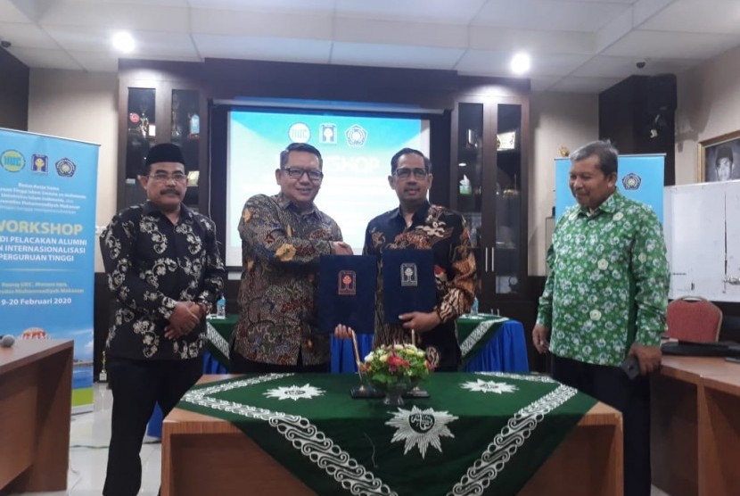 Rektor UII, Prof Fathul Wahid dan Rektor Unismuh, Prof Rahman Rahim saat penandatanganan nota kesepahaman kerja sama di Menara Iqro Unismuh Makassar, Rabu (19/2). 