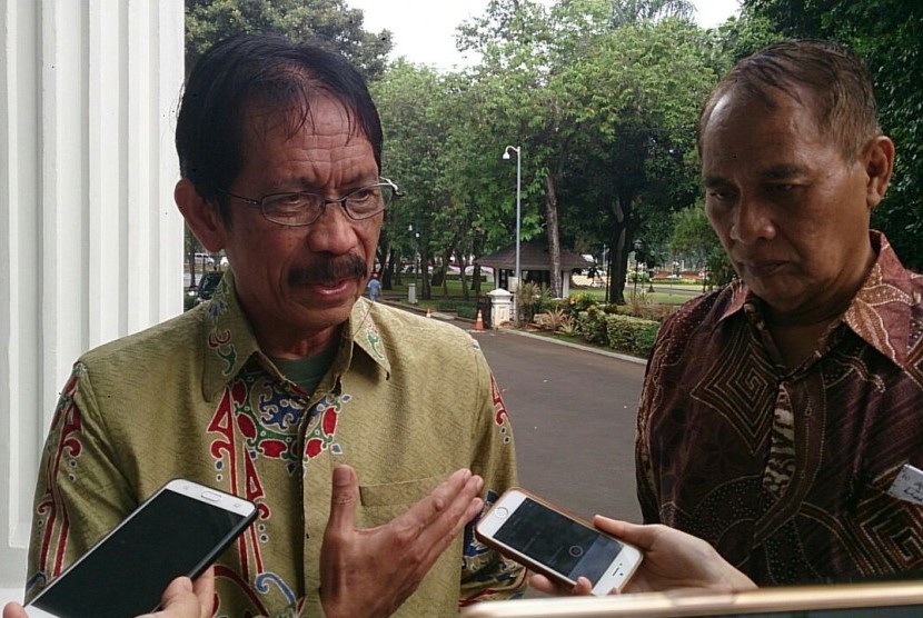 Rektor UIN Alauddin Makassar, Musafir Pababbari, saat memberikan keterangan soal rencana pemberian gekar doktor honoris causa untuk Jusuf Kalla.