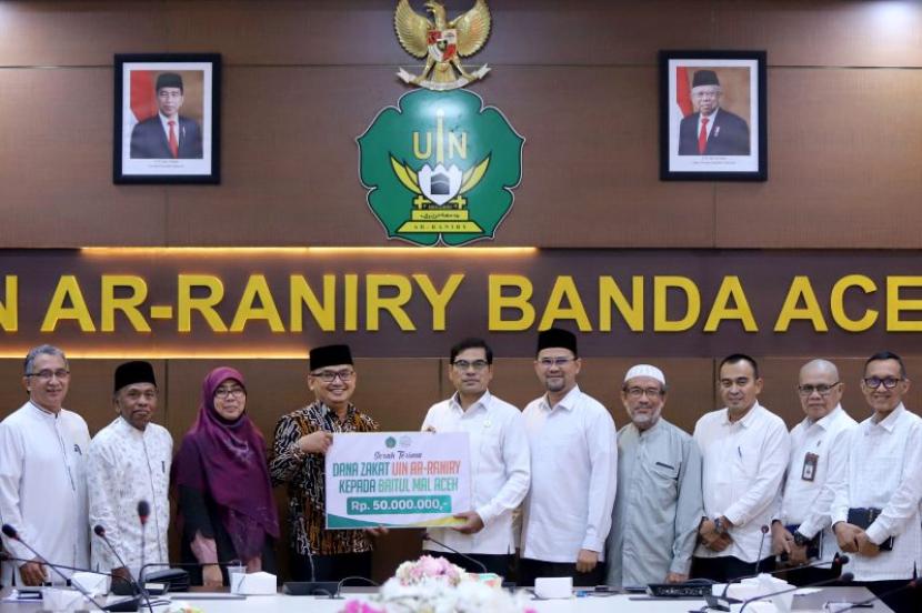 Rektor UIN Ar Raniry Banda Aceh menyerahkan zakat ke Baitul Mal Aceh 