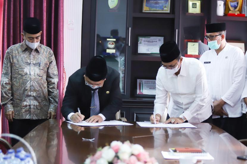 Rektor UIN Ar-Raniry Banda Aceh, Prof Dr H Warul Walidin AK MA dan Bupati Kabupaten Bireuen Dr H Muzakkar A Gani  MSi  menandatangani naskah kerja sama antara kedua lembaga tersebut, Jumat (11/2) di kantor Bupati Bireuen.