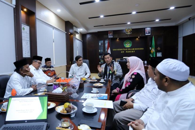 Rektor UIN Ar-Raniry Banda Aceh Prof Mujiburrahman menerima kunjungan Penjabat (Pj) Bupati Bener Meriah Haili Yoga di UIN Ar Raniry, Darussalam, Banda Aceh. ANTARA/ HO-Humas UIN Ar Raniry