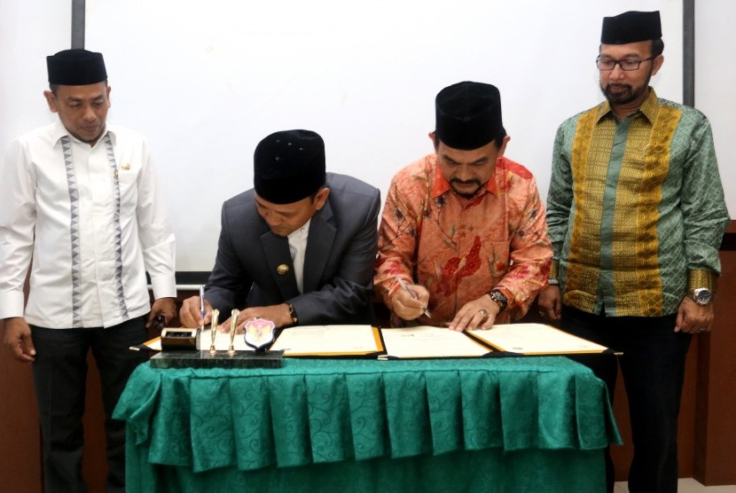 Rektor UIN Ar-Raniry Farid Wajdi dan Bupati Aceh Besar Mawardi Ali menandatangani naskah kerja sama. 