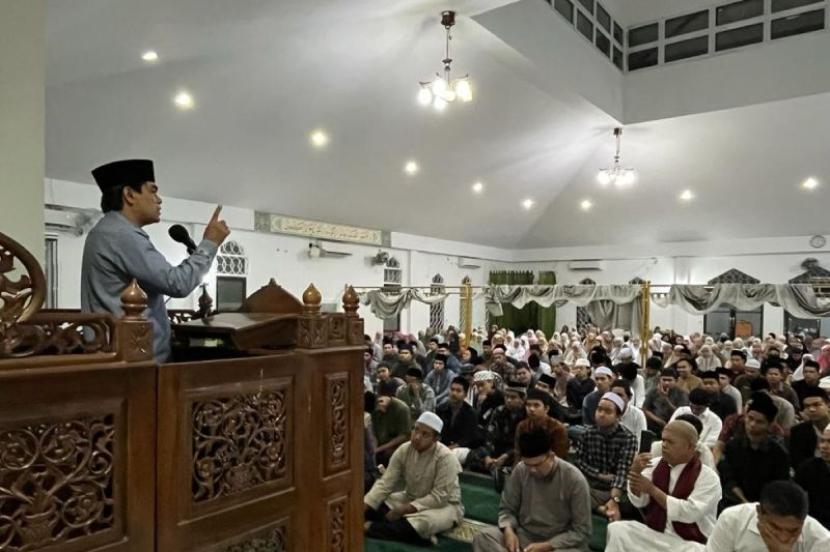 Rektor UIN Ar Raniry membuka paket subuh tarbawi-wasathi atau moderasi beragama di Darussalam, Banda Aceh 