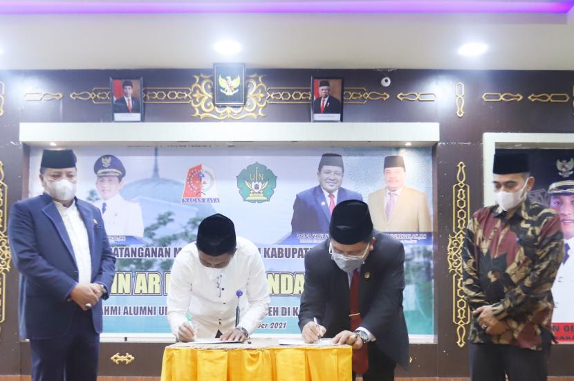 Rektor UIN Ar-Raniry Prof Dr H Warul Walidin AK, MA (Jas) bersama Sekda Kabupaten Nagan Raya Ir H Ardhimartha menandatangani naskah kerja sama antara UIN Ar-Raniry Banda Aceh dengan Pemerintah Nagan Raya, kegiatan berlangsung di Aula Pendapa Bupati Nagan Raya, Jumat (17/12).