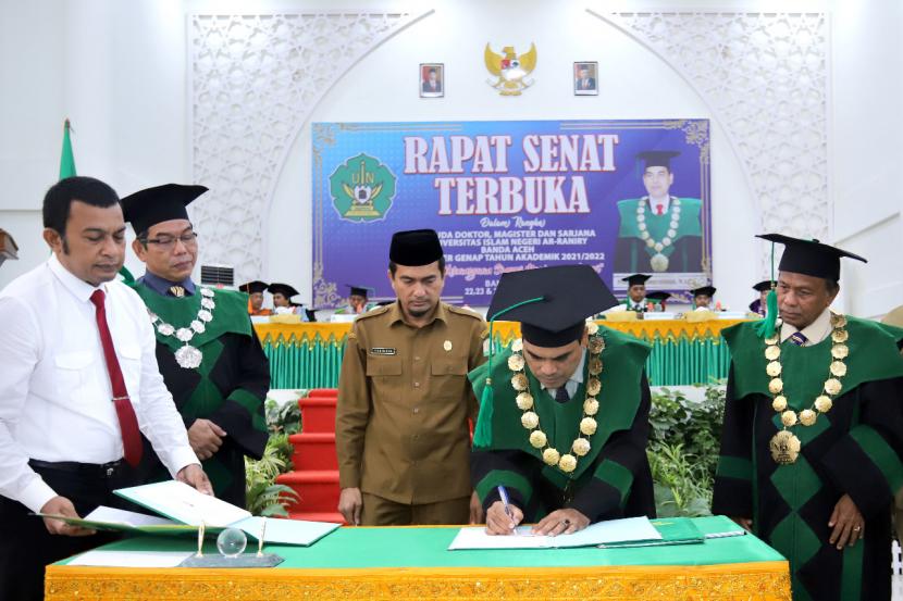 Rektor UIN Ar-Raniry Prof Dr Mujiburrahman MAg dan Kepala Dinas Sosial Aceh Dr Ysrizal  MSi  menandatangani naskah kerja sama antara kedua lembaga tersebut. Kegiatan itu berlangsung di  sela prosesi Wisuda semester genap tahun akademik 2021/2022, di Auditorium Prof Ali Hasjmy UIN Ar-Raniry, Banda Aceh, Selasa (23/8/2022).
