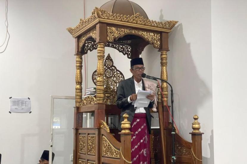 Rektor UIN Datokarama Palu, Sulawesi Tengah Lukman S Thahir menjadi khatib pada Shalat Idul Fitri di Masjid Raya Palu, Rabu (10/4/2024).