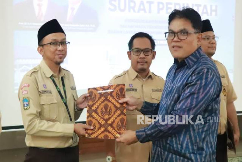 Rektor UIN Jakarta, Prof Asep Saepudin Jahar menyerahkan  Surat Perintah Pengelolaan kepada Madrasah Pembangunan. 