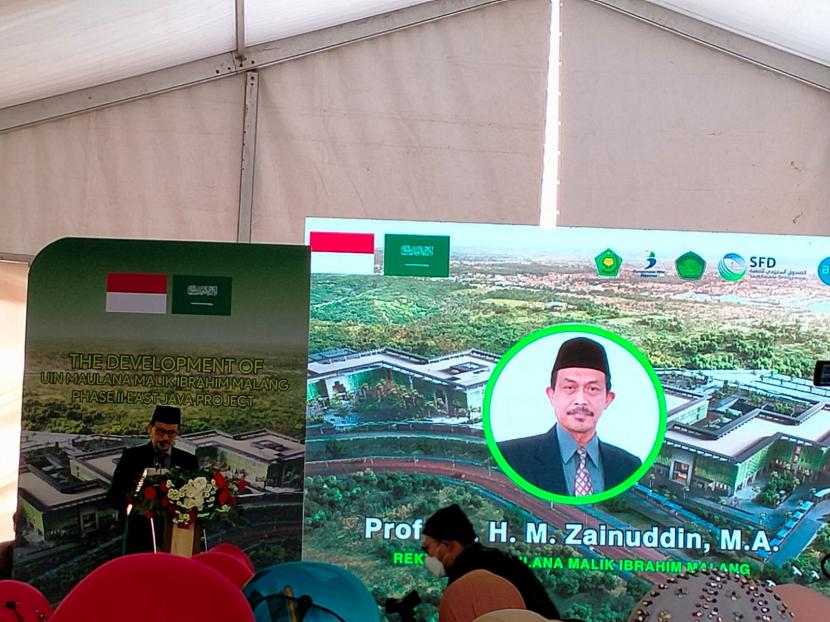 Rektor UIN Maulana Malik Ibrahim Malang, Profesor Zainuddin memberikan sambutan dalam kegiatan peluncuran pembangunan kampus III di Jalan Locari, Tlekung, Junrejo, Kota Batu, Kamis (17/3/2022).
