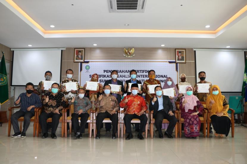  Rektor UIN SGD Bandung, Prof Mahmud (keempat kanan- duduk) berfoto bersama sembilan dosen yang telah tersertifikasi di Gedung O Djauharuddin AR, Bandung, Jawa Barat, Rabu (10/2).