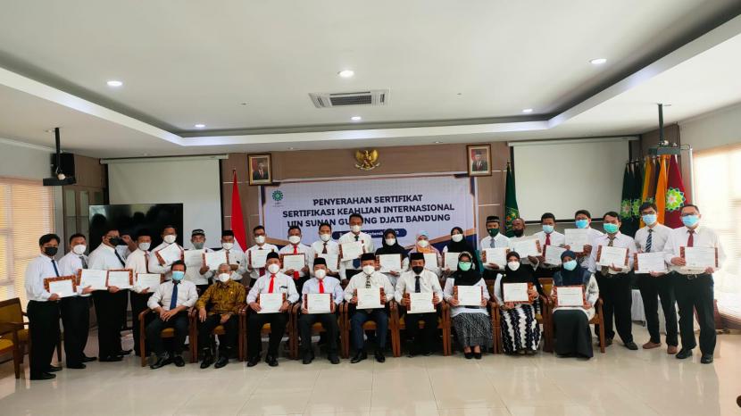 Rektor UIN SGD Bandung, Prof Mahmud (tengah depan) berfoto bersama dosen peraih sertifikat keahlian internasional di Bandung, Selasa (7/9).