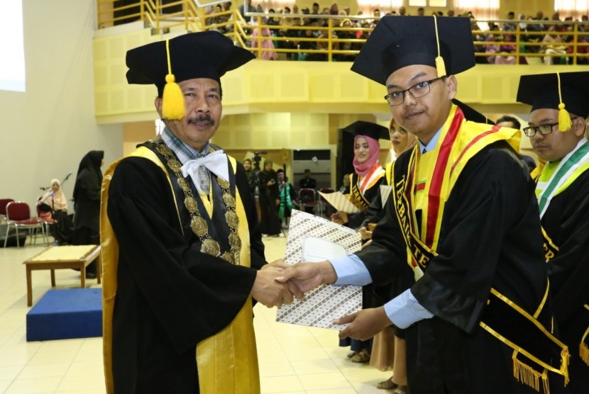 Rektor UIN Sunan Kalijaga Yogyakarta, Yudian Wahyudi, saat melakukan prosesi wisuda kepada 1.609 lulusan baru. 