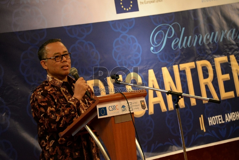  Rektor UIN Syarief Hidayatullah Jakarta Dede Rosyada memberikan sambutan dalam acara peluncuran program dan website Pesantren Untuk Perdamaian di Jakarta, Selasa (30/6). 