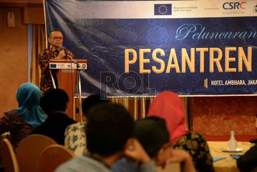  Rektor UIN Syarief Hidayatullah Jakarta Dede Rosyada memberikan sambutan dalam acara peluncuran program dan website Pesantren Untuk Perdamaian di Jakarta, Selasa (30/6). 