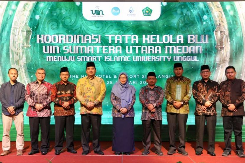 Rektor UINSU Prof Dr Nurhayati (tengah) bersama staf berfoto bersama pada acara koordinasi tata kelola badan layanan umum UINSU menuju Smart Islamic University Unggul.
